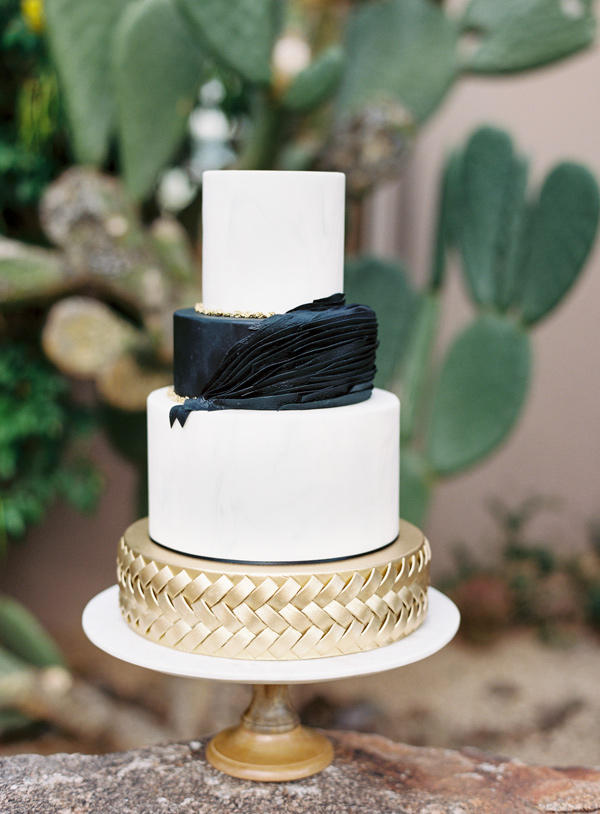 monochrome metallic wedding cake