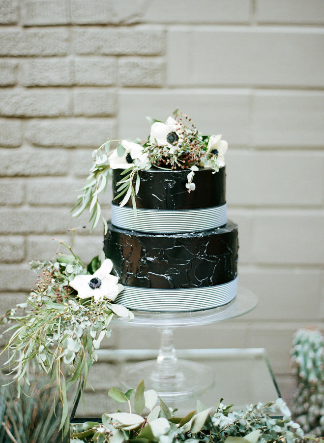 monochrome wedding cake styling