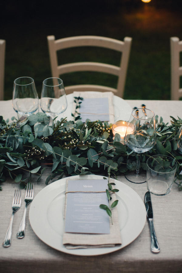 minimalist wedding table place setting idea