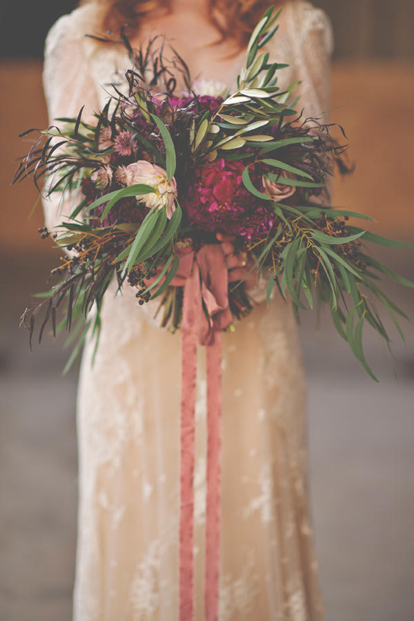 Autumn wedding bridal bouquet styling