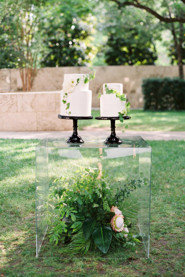 WHY WE’RE LOVING ACRYLIC WEDDING DETAILS