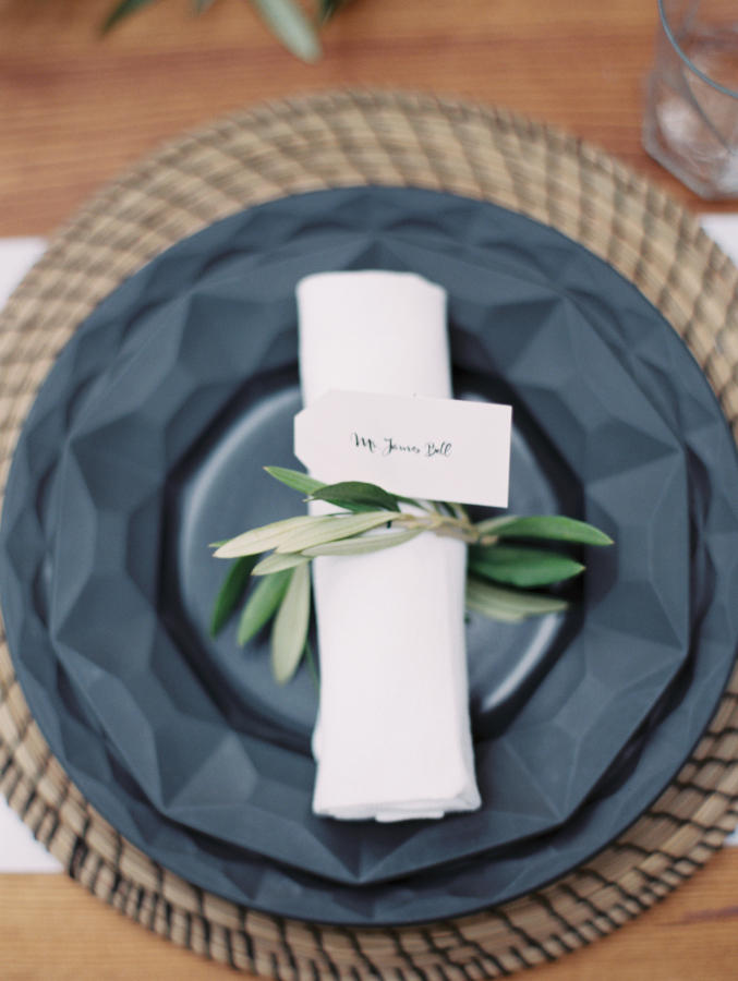 minimalist wedding table decor idea